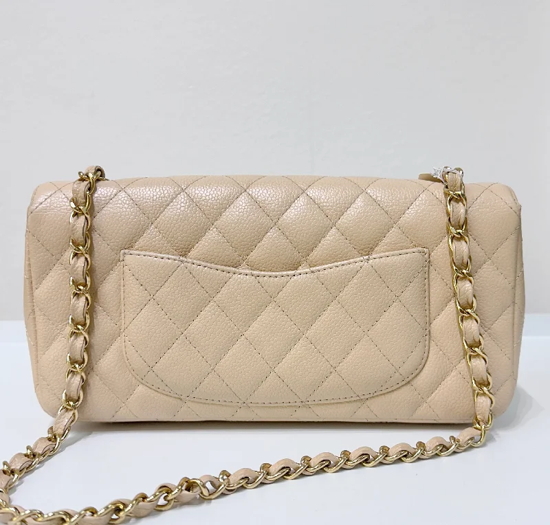 Chanel Handbag with Adjustable Strap for ComfortChanel Handbag with Adjustable Strap for ComfortChanel Classic Vintage Clutch East-west in Beige Color